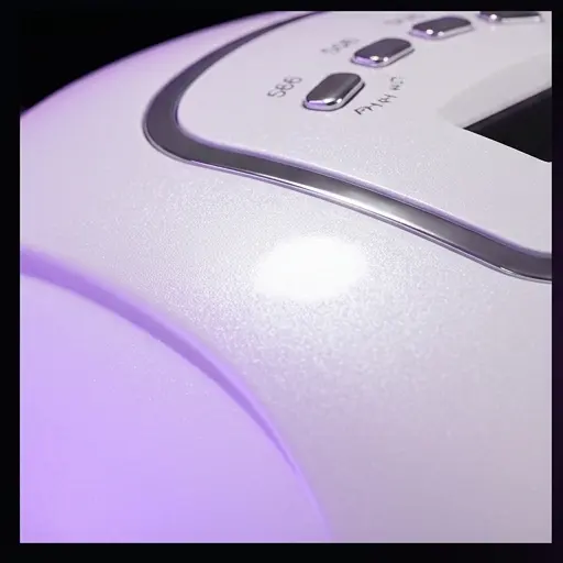 Odłączona podstawa lampy Sun X5 - tryb pedicure, głowica osobno na blacie Odłączona podstawa lampy Sun X5 - tryb pedicure, głowica osobno na blacie