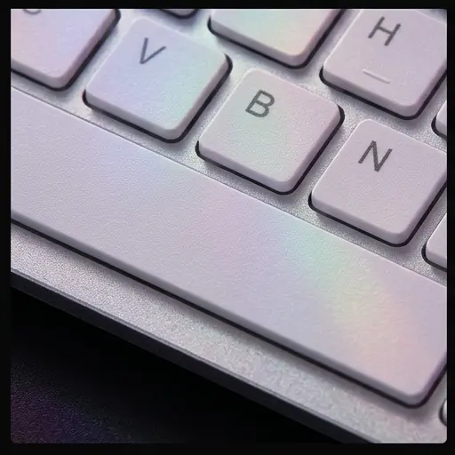 Klawiatura bezprzewodowa srebrna - zbliżenie na ciche niskoprofilowe klawisze QWERTY Klawiatura bezprzewodowa srebrna - zbliżenie na ciche niskoprofilowe klawisze QWERTY