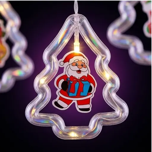 Kurtyna LED USB zawieszona na karniszu, widok z zewnątrz okna po zmierzchu Kurtyna LED USB zawieszona na karniszu, widok z zewnątrz okna po zmierzchu