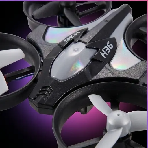 Mini dron JJRC H36 trzymany w dłoni - widoczna skala wielkości 8 cm Mini dron JJRC H36 trzymany w dłoni - widoczna skala wielkości 8 cm